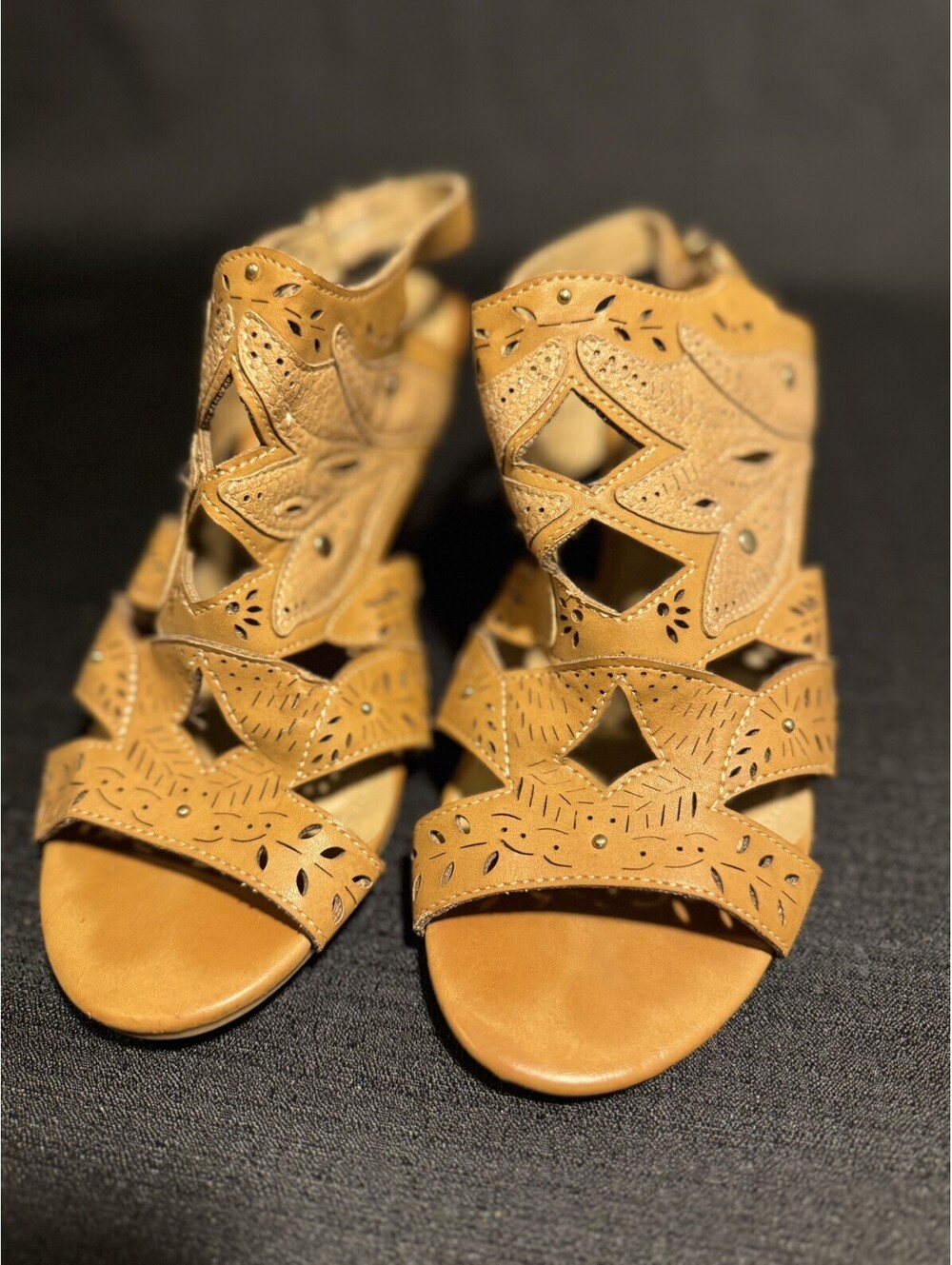 XOXO Soft Women’s 7M Tan Laser Cut Boho Wedge Sandals Slingback